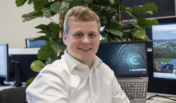 Pilot skifter kurs – nu flyver Simon højt i automationsbranchen