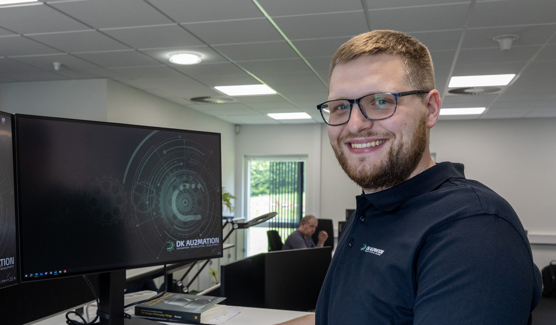 Fra talentfuld praktikant til fast job i automationsbranchen